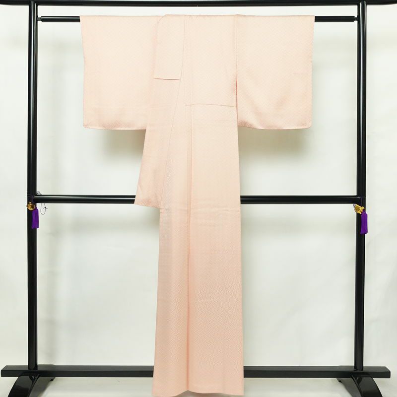 色無地 良品 綸子 一つ紋付き 正絹 古典柄 袷仕立て 身丈158cm 裄丈64cm リサイクル着物 一部しつけ糸付き 着物 入学式 お茶会 七五三 お宮参り フォーマル ピンク_画像2