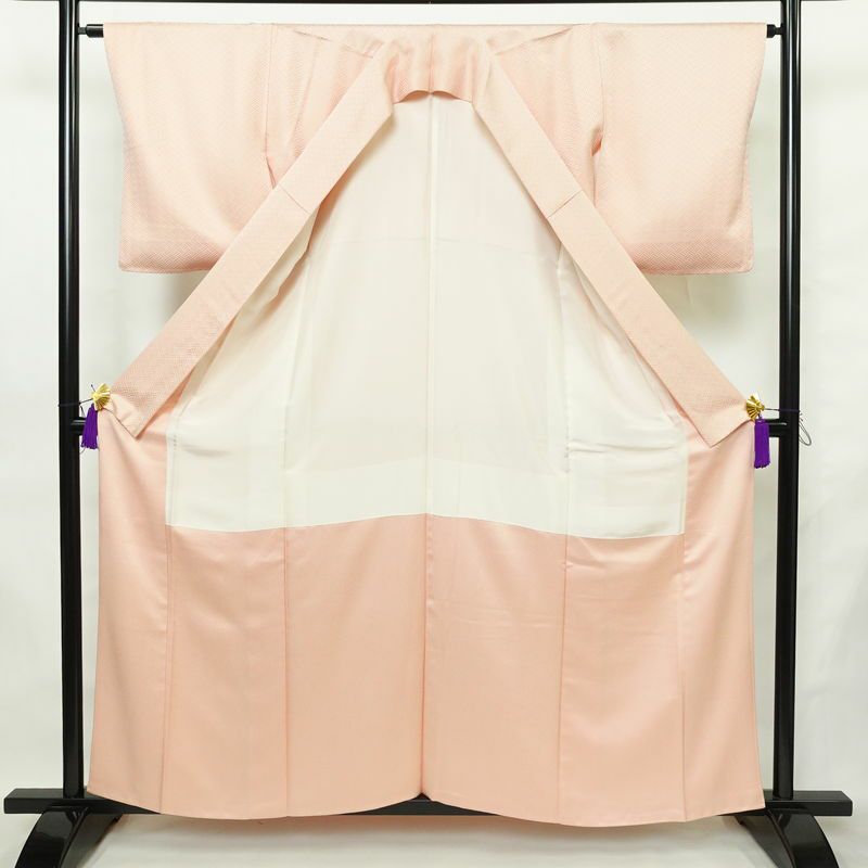 色無地 良品 綸子 一つ紋付き 正絹 古典柄 袷仕立て 身丈158cm 裄丈64cm リサイクル着物 一部しつけ糸付き 着物 入学式 お茶会 七五三 お宮参り フォーマル ピンク_画像3