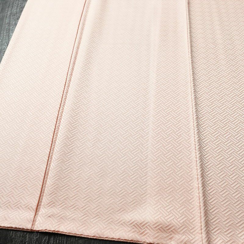 色無地 良品 綸子 一つ紋付き 正絹 古典柄 袷仕立て 身丈158cm 裄丈64cm リサイクル着物 一部しつけ糸付き 着物 入学式 お茶会 七五三 お宮参り フォーマル ピンク_画像4