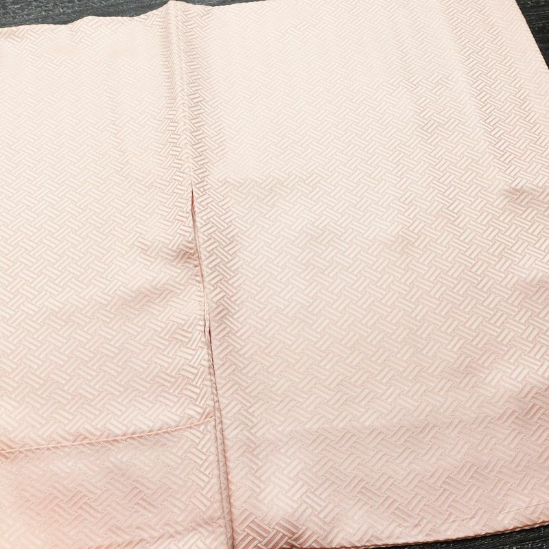 色無地 良品 綸子 一つ紋付き 正絹 古典柄 袷仕立て 身丈158cm 裄丈64cm リサイクル着物 一部しつけ糸付き 着物 入学式 お茶会 七五三 お宮参り フォーマル ピンク_画像13