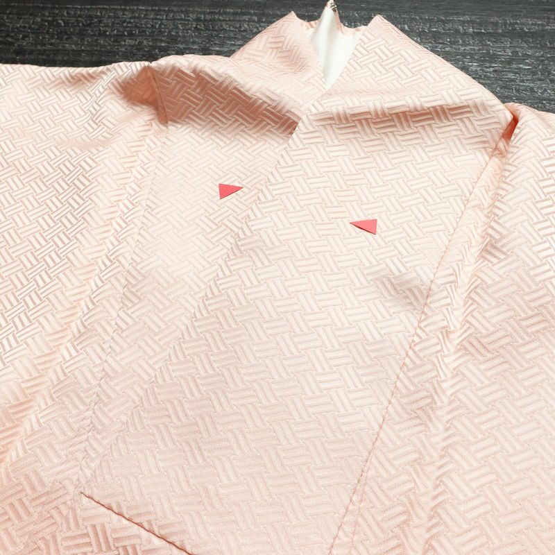 色無地 良品 綸子 一つ紋付き 正絹 古典柄 袷仕立て 身丈158cm 裄丈64cm リサイクル着物 一部しつけ糸付き 着物 入学式 お茶会 七五三 お宮参り フォーマル ピンク_画像19