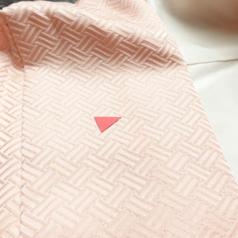 色無地 良品 綸子 一つ紋付き 正絹 古典柄 袷仕立て 身丈158cm 裄丈64cm リサイクル着物 一部しつけ糸付き 着物 入学式 お茶会 七五三 お宮参り フォーマル ピンク_画像21