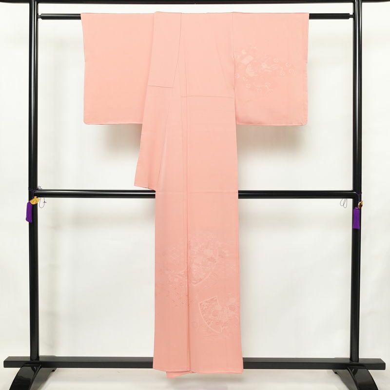 付け下げ 美品 しつけ糸付き 色無地絵羽付下 正絹 古典柄 袷仕立て 身丈154cm 裄丈63.5cm リサイクル着物 着物 入学式 卒業式 七五三 お宮参り フォーマル シンプル ピンク_画像2