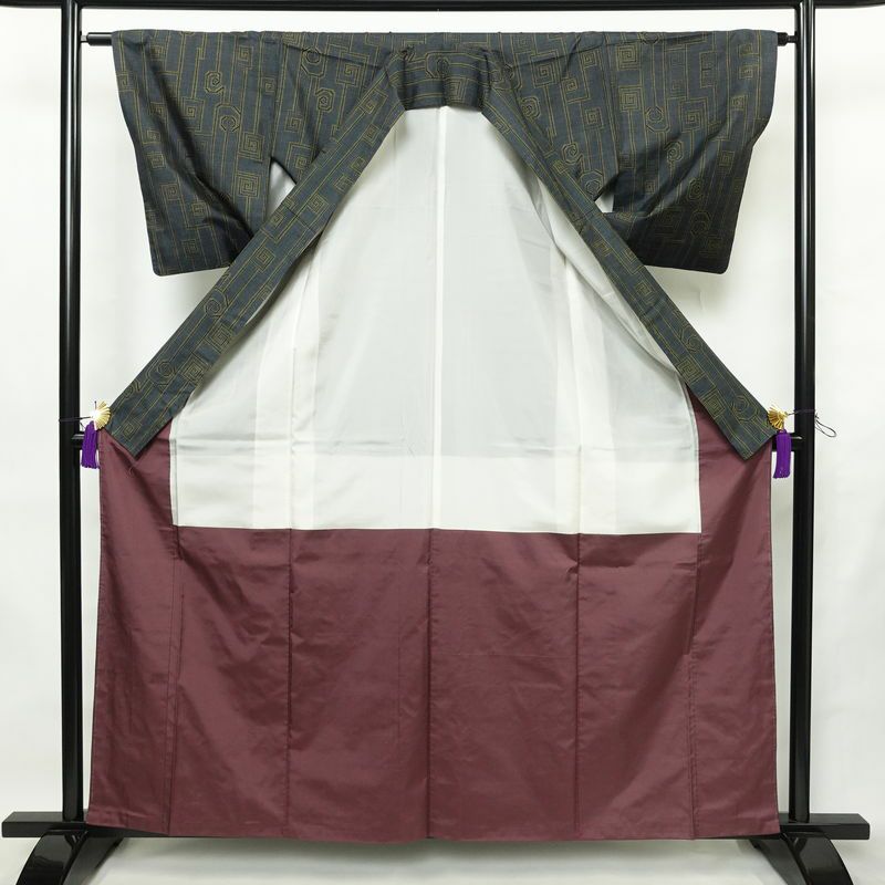 大島紬 正絹 幾何学柄・抽象柄 袷仕立て 身丈160cm 裄丈62.5cm リサイクル着物 着物 青・紺_画像3