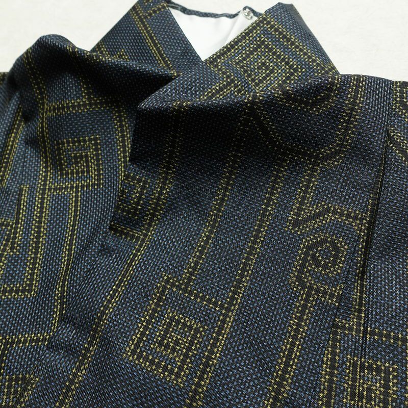 大島紬 正絹 幾何学柄・抽象柄 袷仕立て 身丈160cm 裄丈62.5cm リサイクル着物 着物 青・紺_画像18