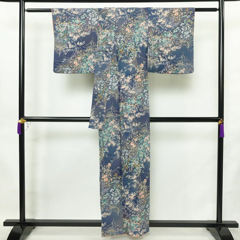 小紋 縮緬 総柄 正絹 花柄 袷仕立て 身丈157.5cm 裄丈62.5cm リサイクル着物 着物 くすみブルー 青・紺_画像2