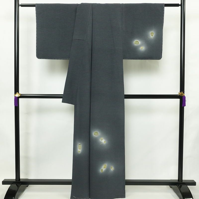 付け下げ 樽本伊勢蔵 京友禅伝統工芸士 落款入り 縮緬 正絹 茶道具 その他の柄 袷仕立て 身丈163.5cm 裄丈70.5cm リサイクル着物 着物 金彩 入学式 卒業式 七五三 お宮参り フォーマル シンプル 青・紺_画像2