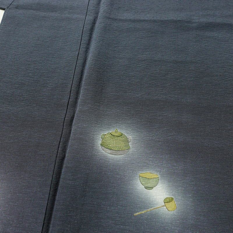 付け下げ 樽本伊勢蔵 京友禅伝統工芸士 落款入り 縮緬 正絹 茶道具 その他の柄 袷仕立て 身丈163.5cm 裄丈70.5cm リサイクル着物 着物 金彩 入学式 卒業式 七五三 お宮参り フォーマル シンプル 青・紺_画像5