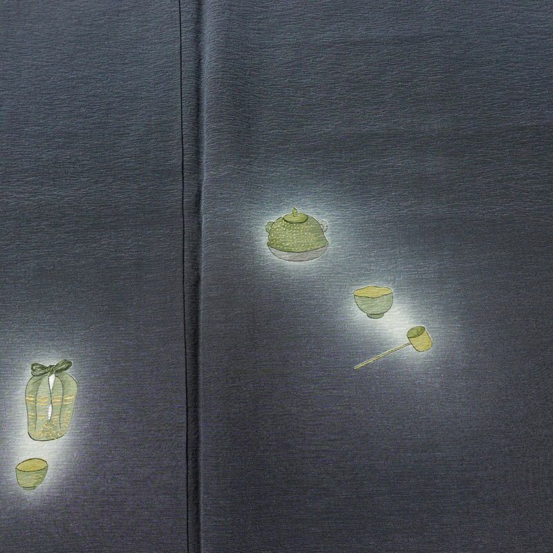 付け下げ 樽本伊勢蔵 京友禅伝統工芸士 落款入り 縮緬 正絹 茶道具 その他の柄 袷仕立て 身丈163.5cm 裄丈70.5cm リサイクル着物 着物 金彩 入学式 卒業式 七五三 お宮参り フォーマル シンプル 青・紺_画像6