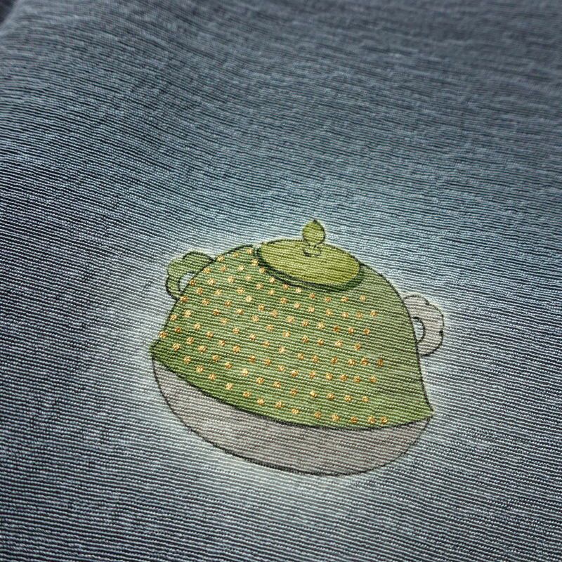 付け下げ 樽本伊勢蔵 京友禅伝統工芸士 落款入り 縮緬 正絹 茶道具 その他の柄 袷仕立て 身丈163.5cm 裄丈70.5cm リサイクル着物 着物 金彩 入学式 卒業式 七五三 お宮参り フォーマル シンプル 青・紺_画像8