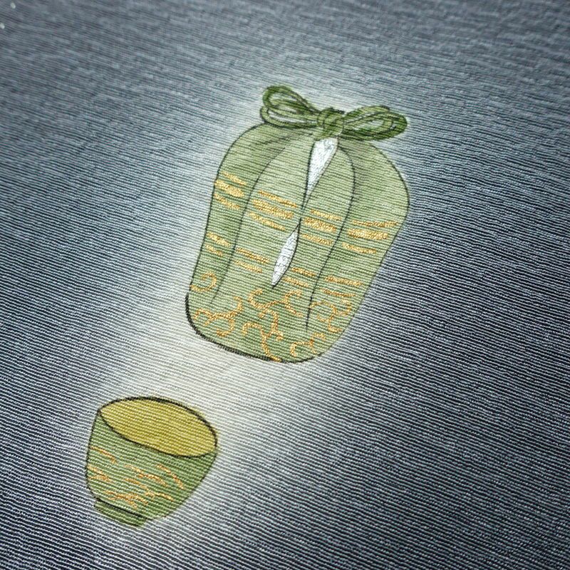 付け下げ 樽本伊勢蔵 京友禅伝統工芸士 落款入り 縮緬 正絹 茶道具 その他の柄 袷仕立て 身丈163.5cm 裄丈70.5cm リサイクル着物 着物 金彩 入学式 卒業式 七五三 お宮参り フォーマル シンプル 青・紺_画像9