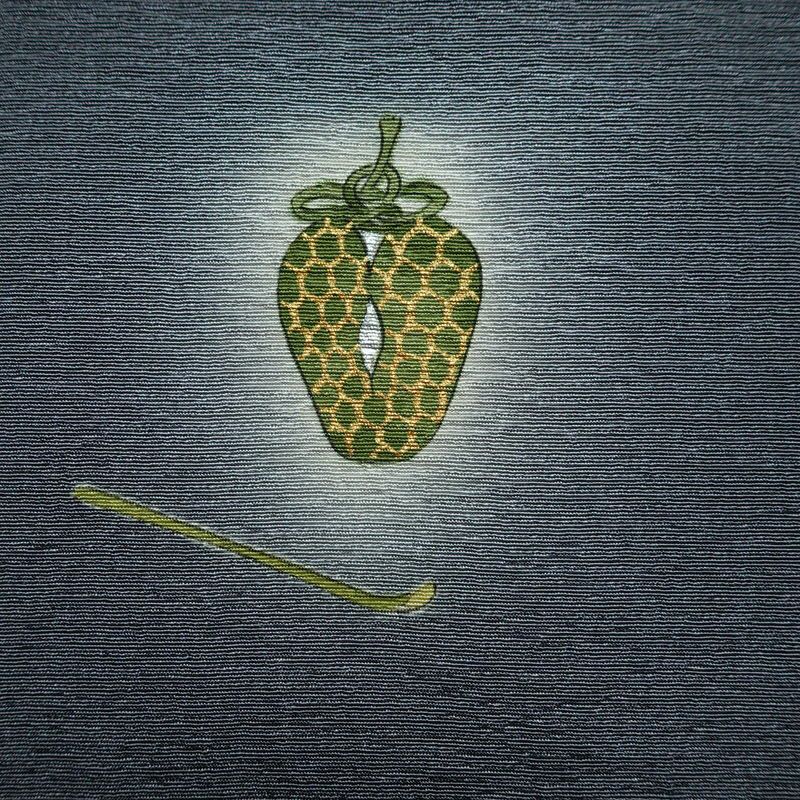 付け下げ 樽本伊勢蔵 京友禅伝統工芸士 落款入り 縮緬 正絹 茶道具 その他の柄 袷仕立て 身丈163.5cm 裄丈70.5cm リサイクル着物 着物 金彩 入学式 卒業式 七五三 お宮参り フォーマル シンプル 青・紺_画像12