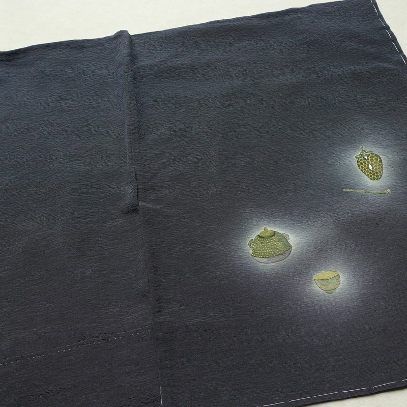 付け下げ 樽本伊勢蔵 京友禅伝統工芸士 落款入り 縮緬 正絹 茶道具 その他の柄 袷仕立て 身丈163.5cm 裄丈70.5cm リサイクル着物 着物 金彩 入学式 卒業式 七五三 お宮参り フォーマル シンプル 青・紺_画像14