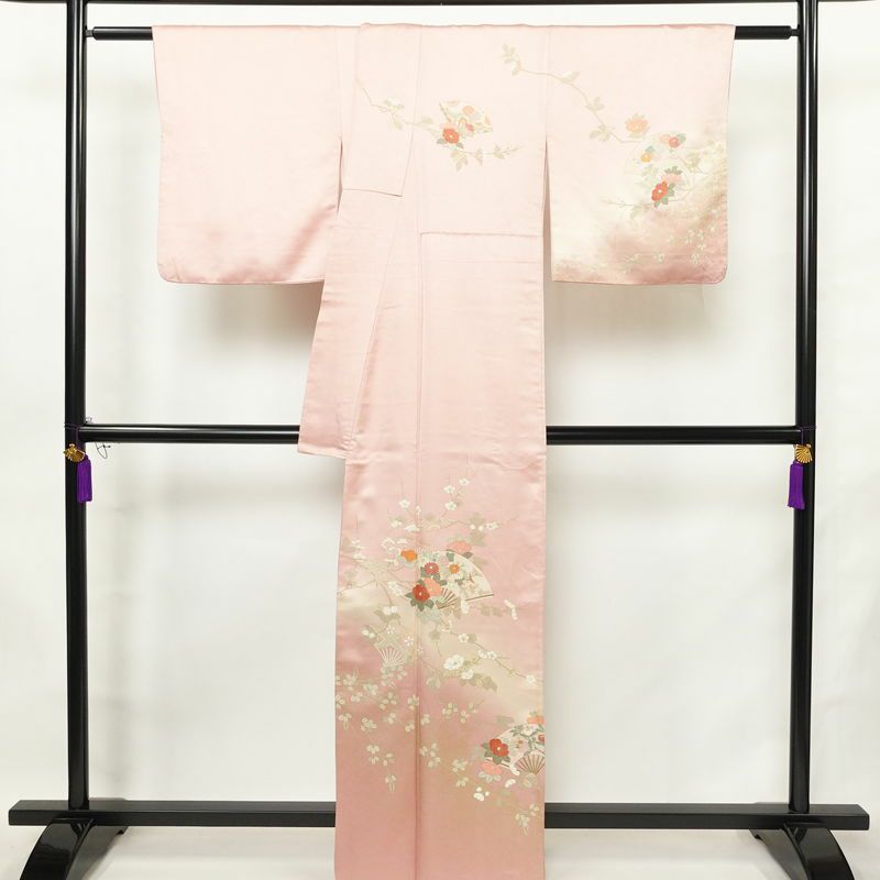 訪問着 綸子 正絹 古典柄 袷仕立て 身丈162cm 裄丈67.5cm リサイクル着物 着物 箔 金彩 入学式 卒業式 七五三 お宮参り フォーマル 扇子 ピンク_画像2