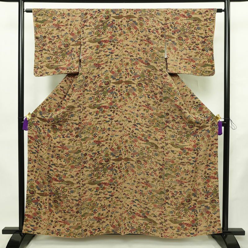 小紋 縮緬 正絹 古典柄 袷仕立て 身丈159cm 裄丈63cm リサイクル着物 一部しつけ糸付き 着物 松 菊 ベージュ_画像1