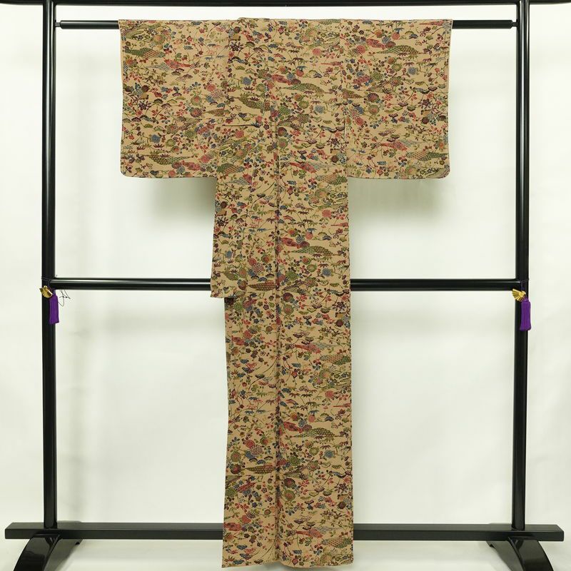 小紋 縮緬 正絹 古典柄 袷仕立て 身丈159cm 裄丈63cm リサイクル着物 一部しつけ糸付き 着物 松 菊 ベージュ_画像2