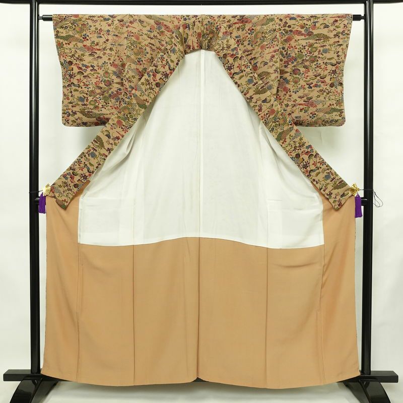 小紋 縮緬 正絹 古典柄 袷仕立て 身丈159cm 裄丈63cm リサイクル着物 一部しつけ糸付き 着物 松 菊 ベージュ_画像3