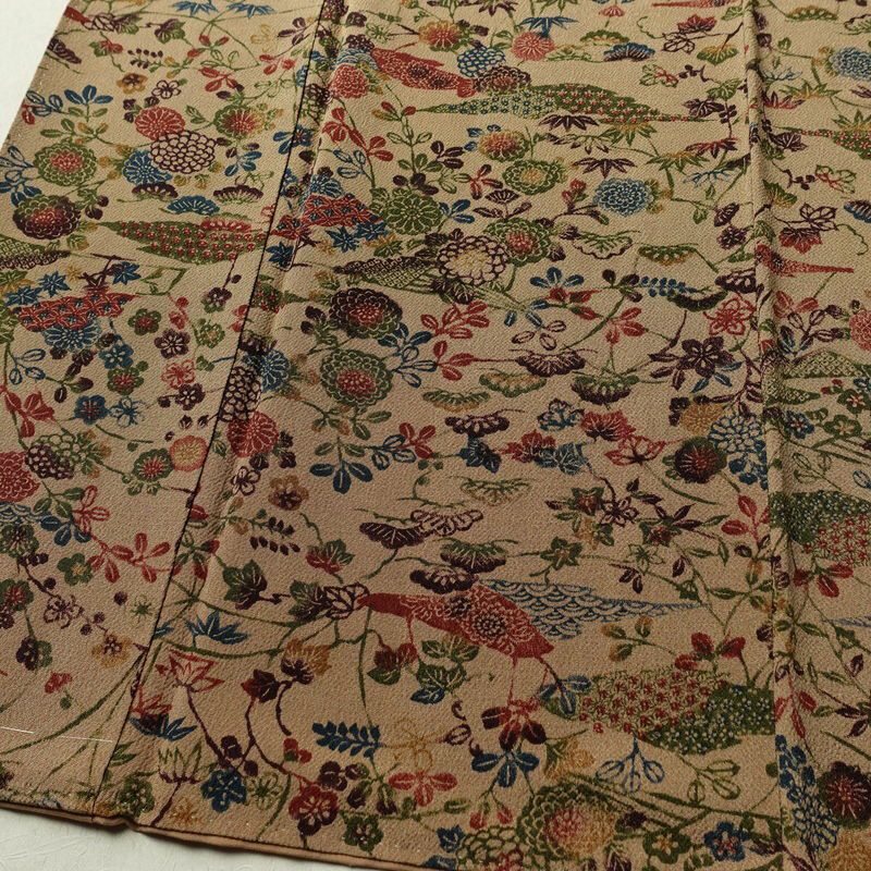 小紋 縮緬 正絹 古典柄 袷仕立て 身丈159cm 裄丈63cm リサイクル着物 一部しつけ糸付き 着物 松 菊 ベージュ_画像4
