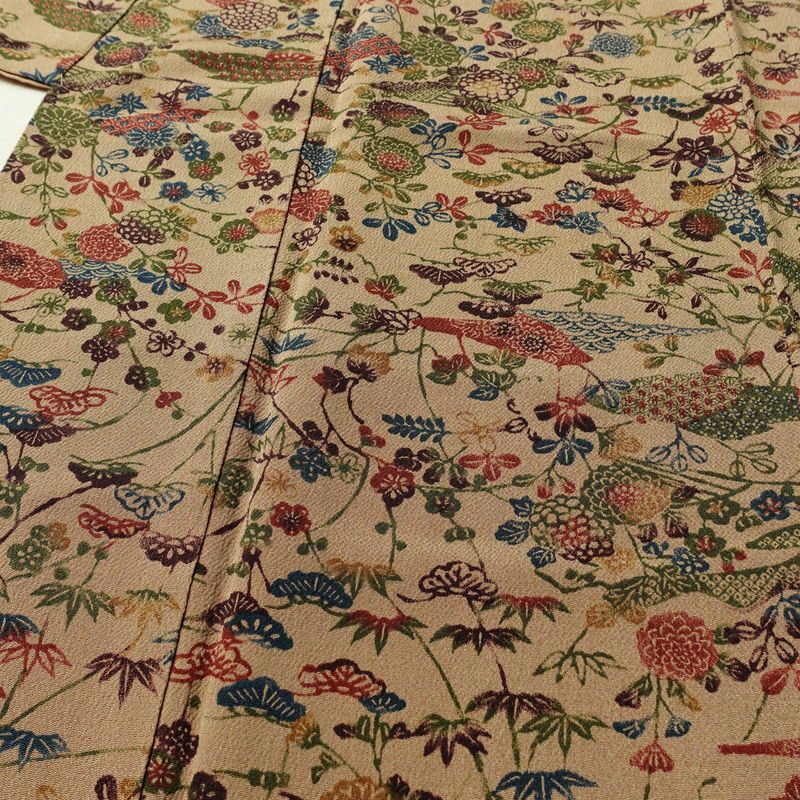 小紋 縮緬 正絹 古典柄 袷仕立て 身丈159cm 裄丈63cm リサイクル着物 一部しつけ糸付き 着物 松 菊 ベージュ_画像5