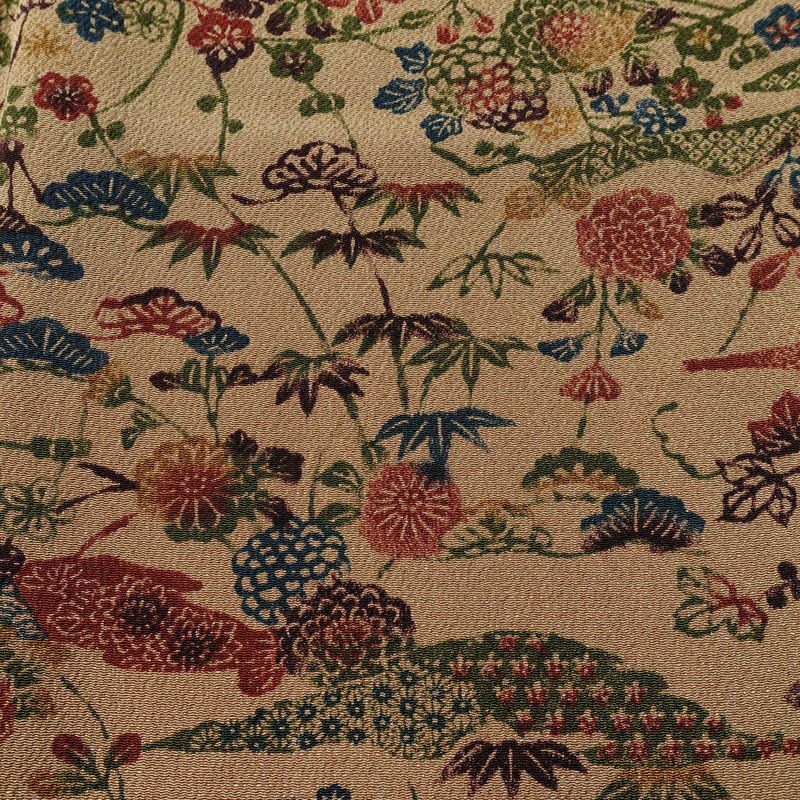 小紋 縮緬 正絹 古典柄 袷仕立て 身丈159cm 裄丈63cm リサイクル着物 一部しつけ糸付き 着物 松 菊 ベージュ_画像7