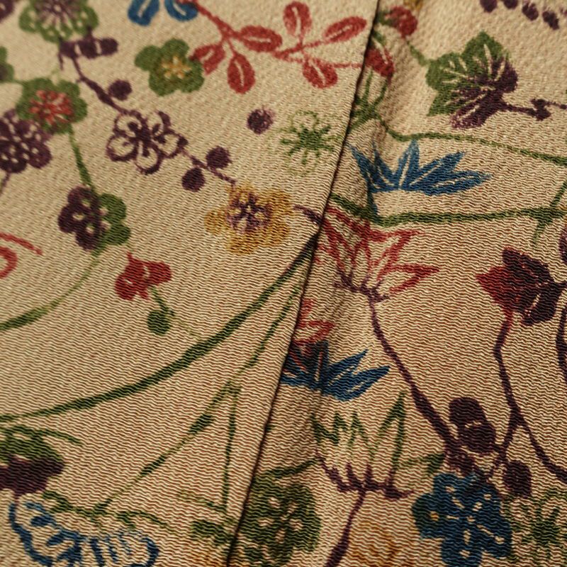 小紋 縮緬 正絹 古典柄 袷仕立て 身丈159cm 裄丈63cm リサイクル着物 一部しつけ糸付き 着物 松 菊 ベージュ_画像11