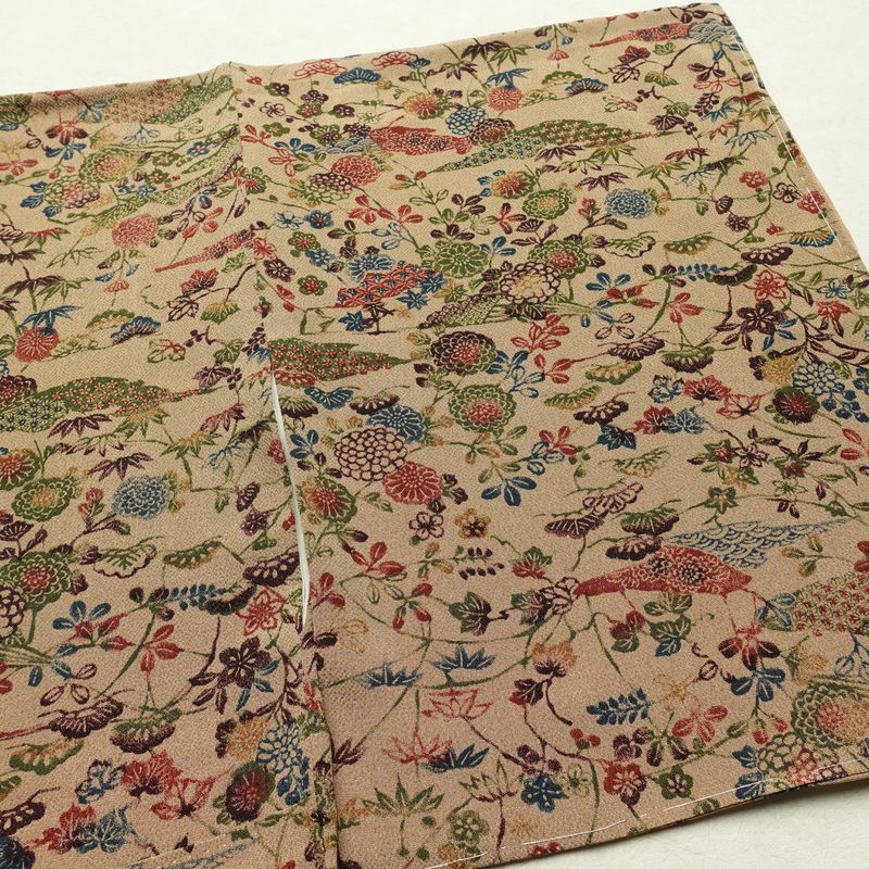 小紋 縮緬 正絹 古典柄 袷仕立て 身丈159cm 裄丈63cm リサイクル着物 一部しつけ糸付き 着物 松 菊 ベージュ_画像14