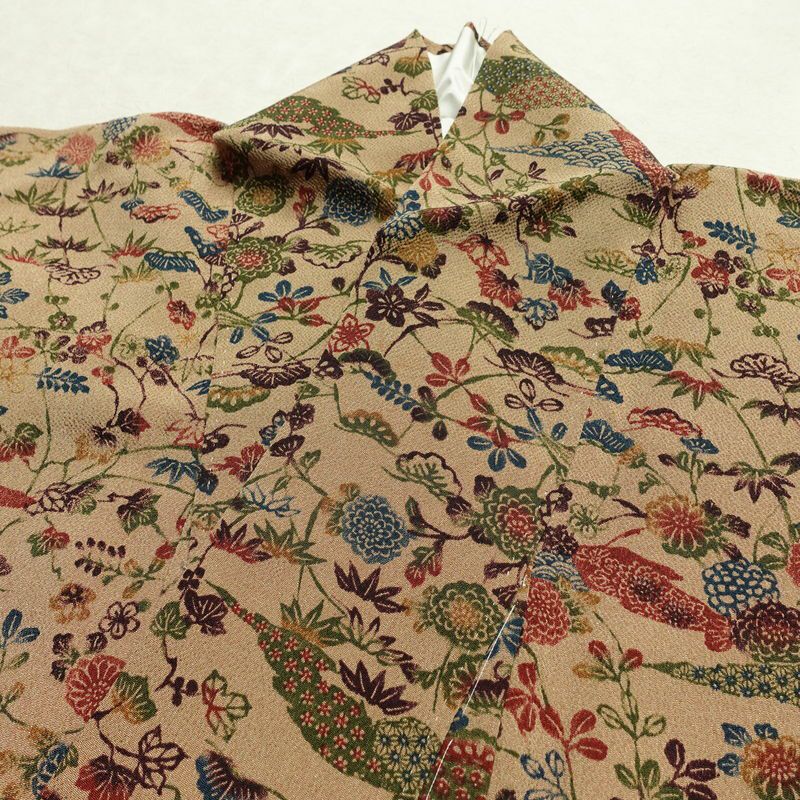 小紋 縮緬 正絹 古典柄 袷仕立て 身丈159cm 裄丈63cm リサイクル着物 一部しつけ糸付き 着物 松 菊 ベージュ_画像17