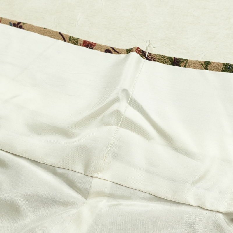 小紋 縮緬 正絹 古典柄 袷仕立て 身丈159cm 裄丈63cm リサイクル着物 一部しつけ糸付き 着物 松 菊 ベージュ_画像20