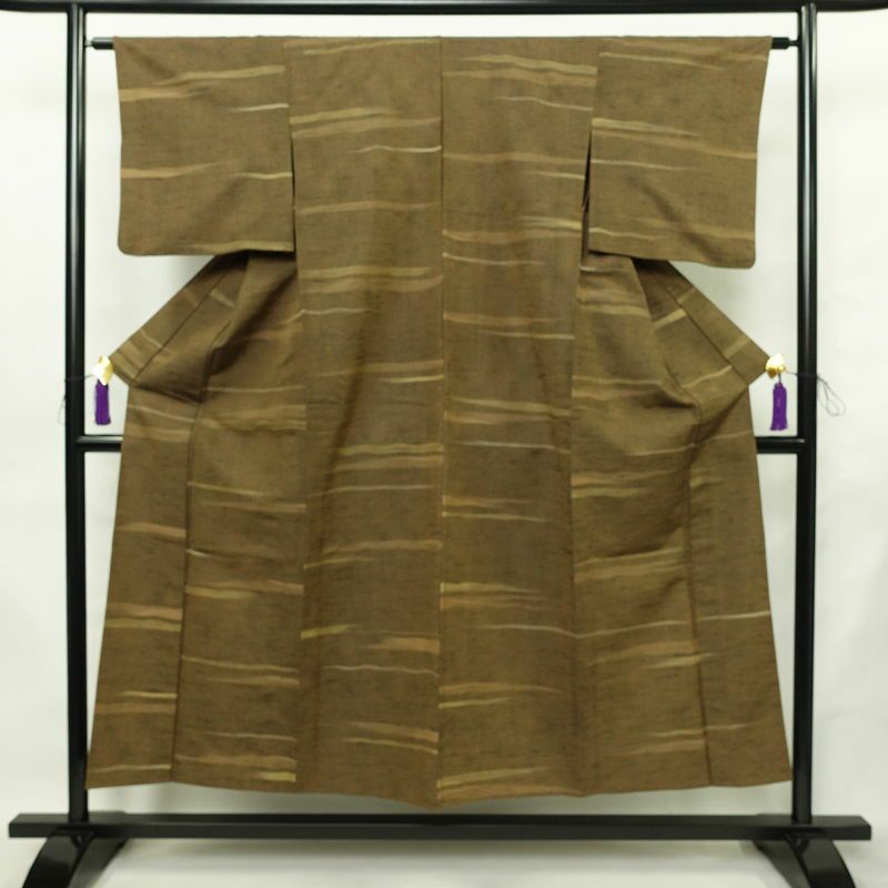 単衣 紬 バチ衿仕立て 正絹 縞柄・線柄 単衣仕立て 身丈149cm 裄丈62cm リサイクル着物 着物 モダン 紬着物 黄・黄土色_画像1