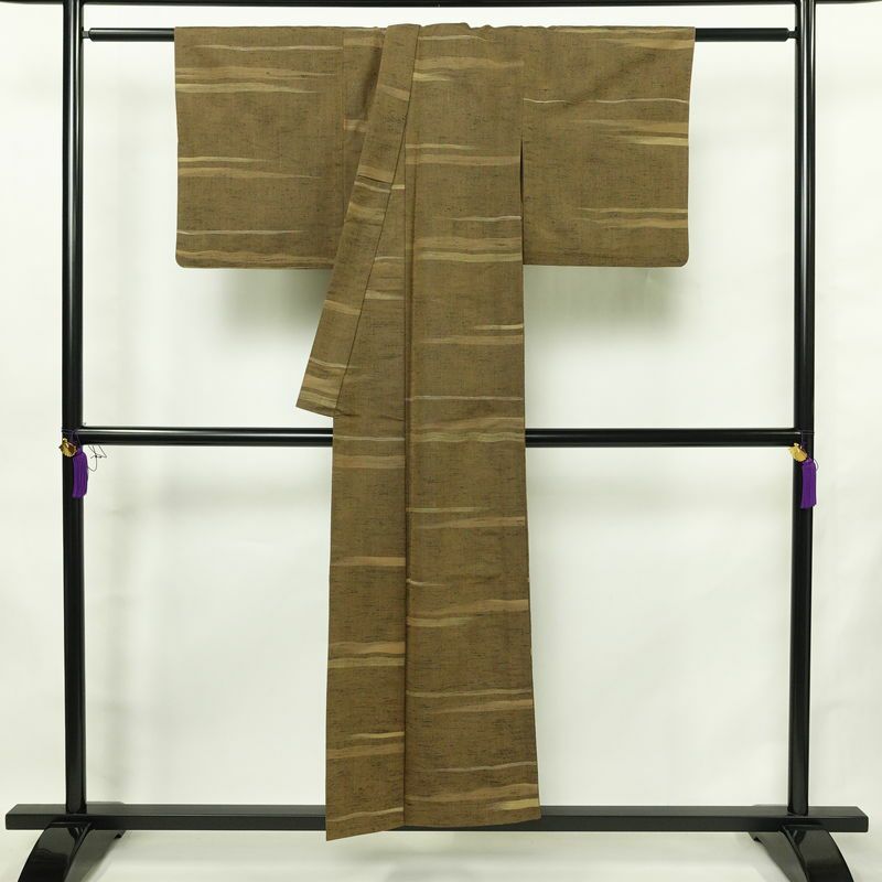 単衣 紬 バチ衿仕立て 正絹 縞柄・線柄 単衣仕立て 身丈149cm 裄丈62cm リサイクル着物 着物 モダン 紬着物 黄・黄土色_画像2