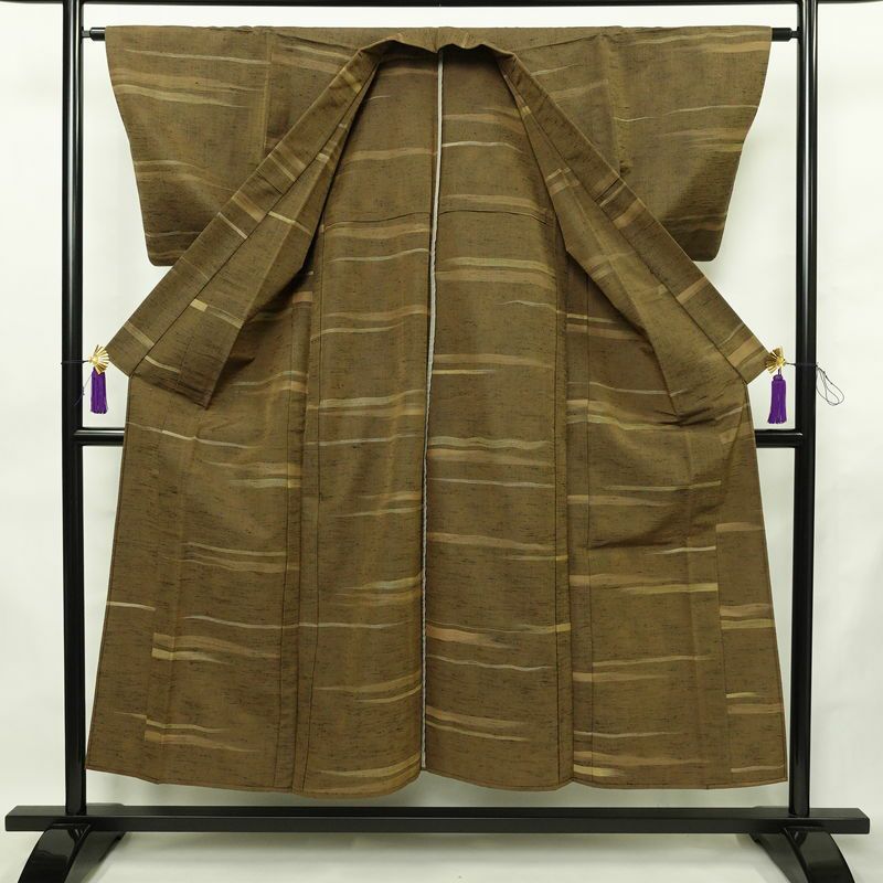 単衣 紬 バチ衿仕立て 正絹 縞柄・線柄 単衣仕立て 身丈149cm 裄丈62cm リサイクル着物 着物 モダン 紬着物 黄・黄土色_画像3