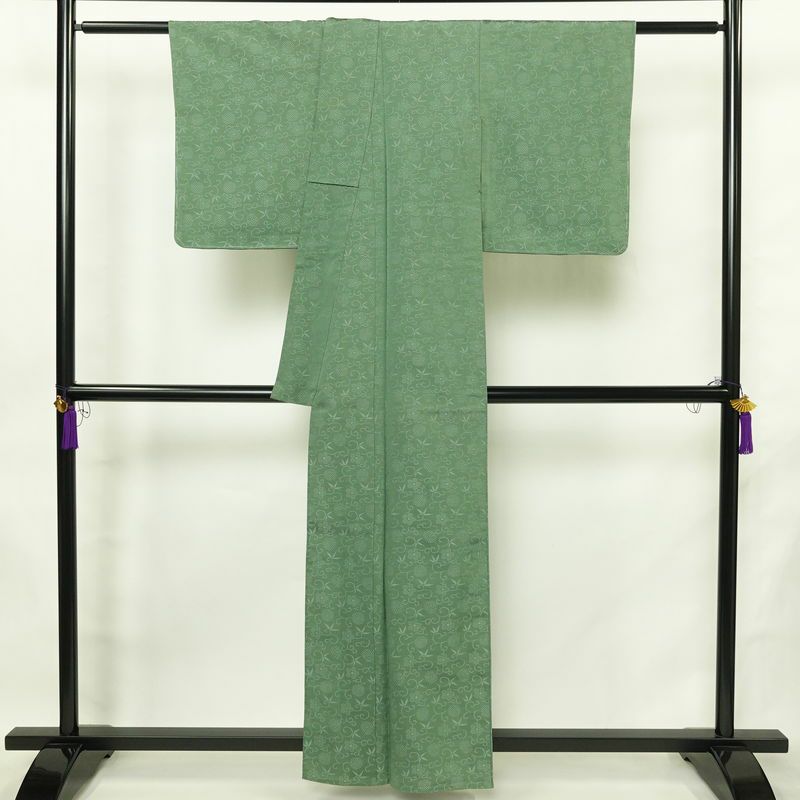単衣 色無地 しつけ糸付き 一つ紋付き 正絹 古典柄 単衣仕立て 身丈158cm 裄丈63cm リサイクル着物 着物 緑・うぐいす色_画像2