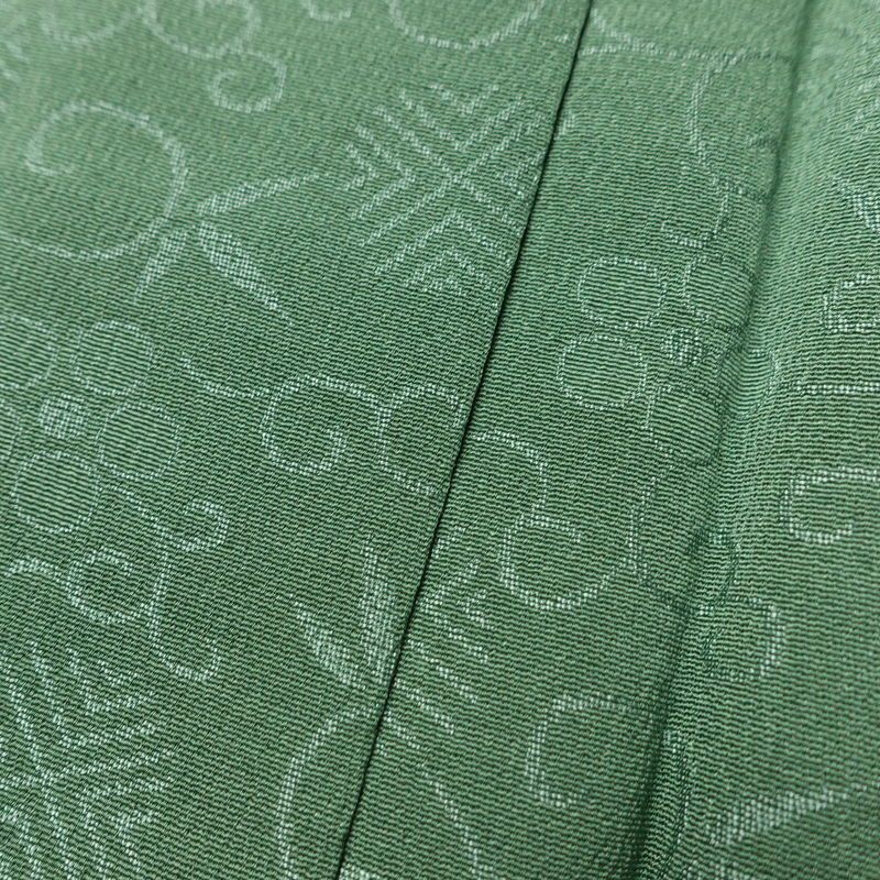 単衣 色無地 しつけ糸付き 一つ紋付き 正絹 古典柄 単衣仕立て 身丈158cm 裄丈63cm リサイクル着物 着物 緑・うぐいす色_画像8