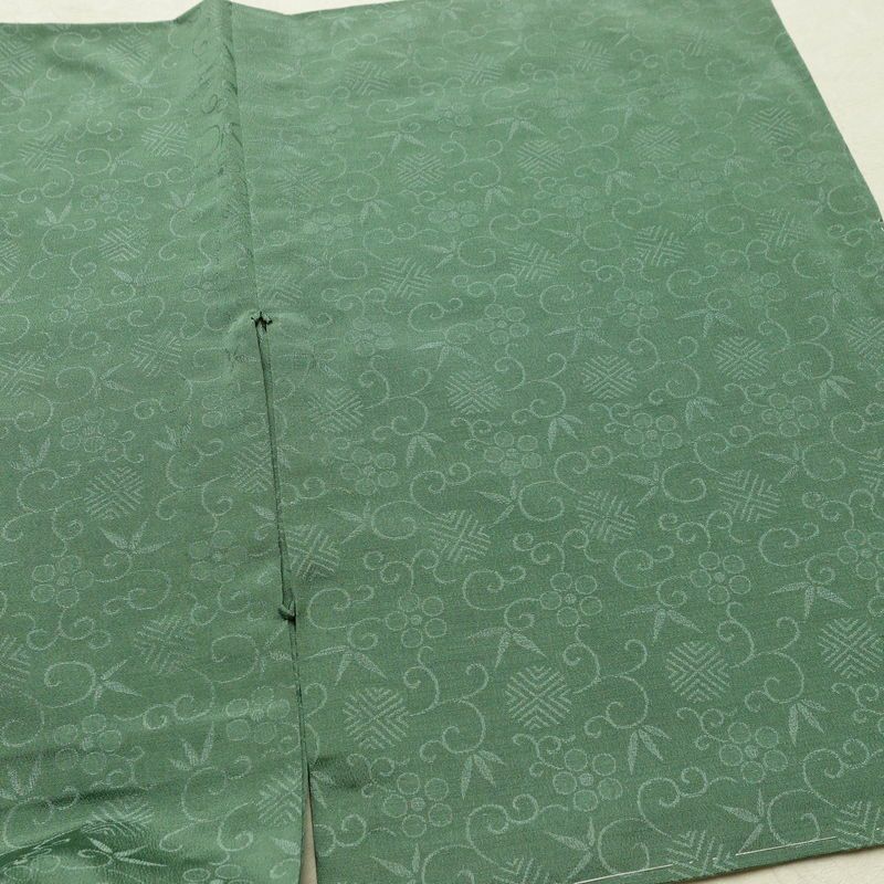 単衣 色無地 しつけ糸付き 一つ紋付き 正絹 古典柄 単衣仕立て 身丈158cm 裄丈63cm リサイクル着物 着物 緑・うぐいす色_画像12