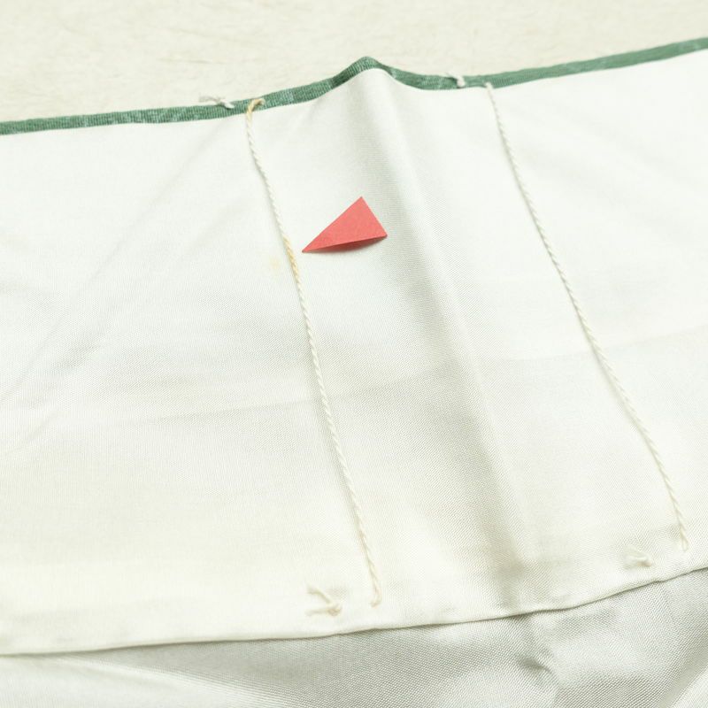 単衣 色無地 しつけ糸付き 一つ紋付き 正絹 古典柄 単衣仕立て 身丈158cm 裄丈63cm リサイクル着物 着物 緑・うぐいす色_画像20