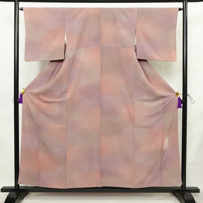 小紋 斉藤三才 落款入り 縮緬 一つ紋付き 正絹 その他の柄 袷仕立て 身丈155cm 裄丈64cm リサイクル着物 着物 紫・藤色_画像1