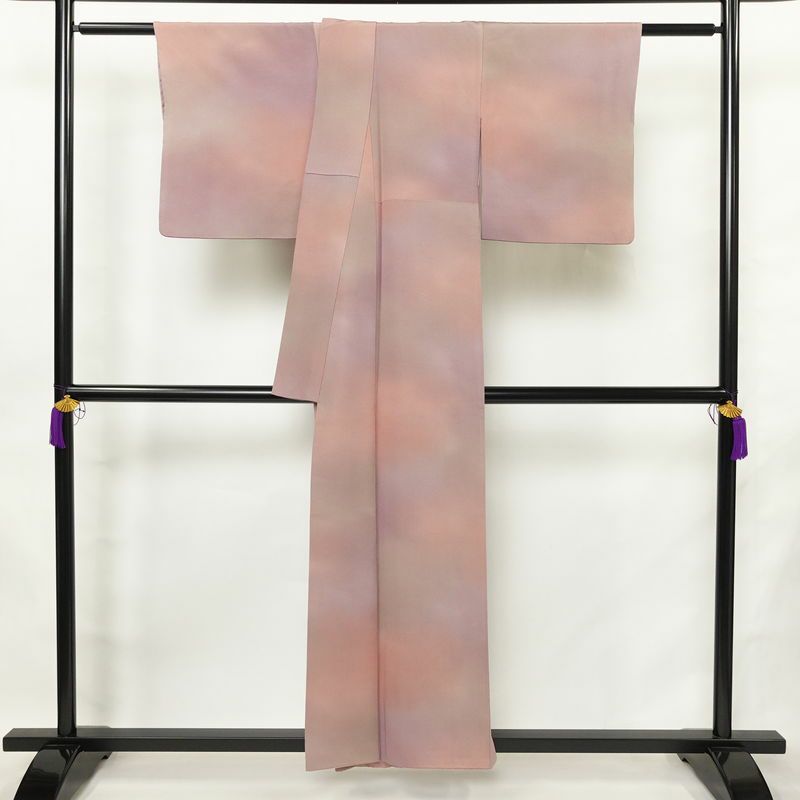 小紋 斉藤三才 落款入り 縮緬 一つ紋付き 正絹 その他の柄 袷仕立て 身丈155cm 裄丈64cm リサイクル着物 着物 紫・藤色_画像2