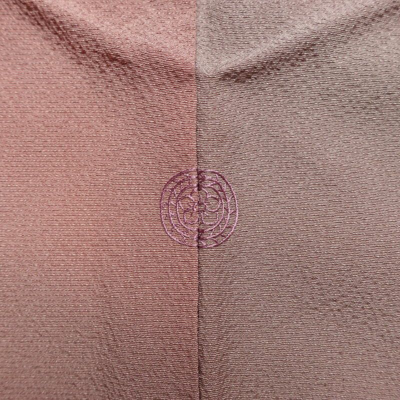 小紋 斉藤三才 落款入り 縮緬 一つ紋付き 正絹 その他の柄 袷仕立て 身丈155cm 裄丈64cm リサイクル着物 着物 紫・藤色_画像13