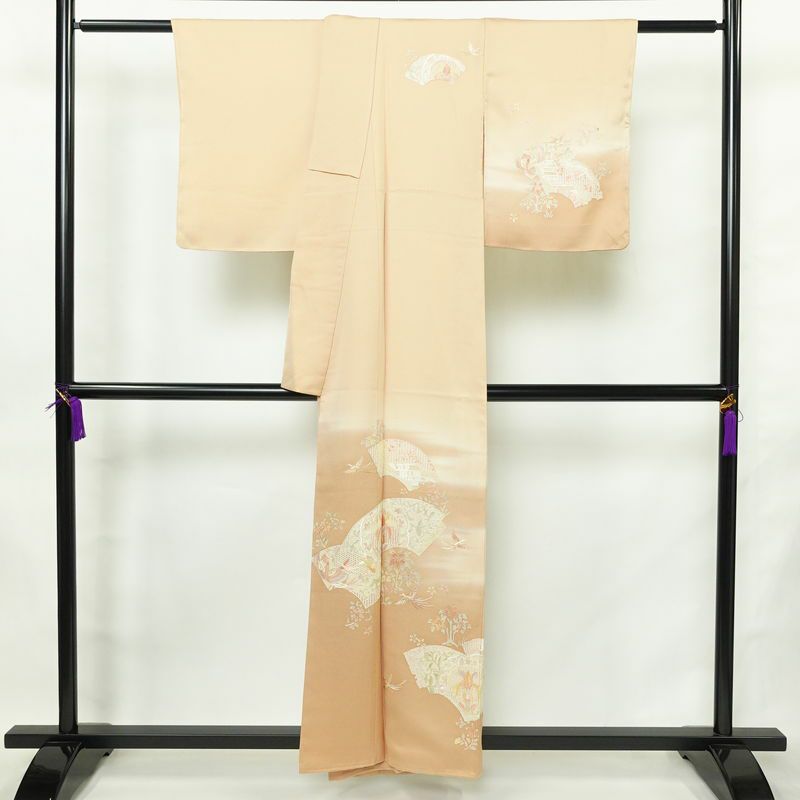 付け下げ 良品 スワトウ刺繍 蘇州刺繍 正絹 古典柄 袷仕立て 身丈156cm 裄丈62cm リサイクル着物 一部しつけ糸付き 着物 刺繍 入学式 卒業式 七五三 パーティー お宮参り フォーマル 上品 ベージュ_画像2