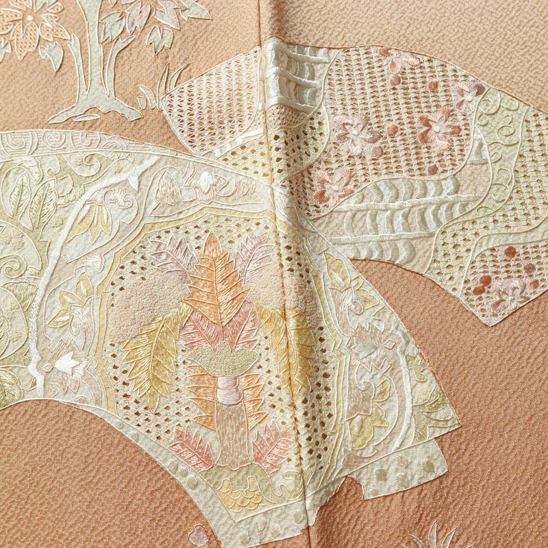 付け下げ 良品 スワトウ刺繍 蘇州刺繍 正絹 古典柄 袷仕立て 身丈156cm 裄丈62cm リサイクル着物 一部しつけ糸付き 着物 刺繍 入学式 卒業式 七五三 パーティー お宮参り フォーマル 上品 ベージュ_画像11