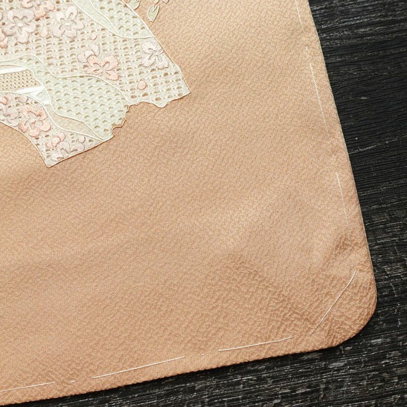 付け下げ 良品 スワトウ刺繍 蘇州刺繍 正絹 古典柄 袷仕立て 身丈156cm 裄丈62cm リサイクル着物 一部しつけ糸付き 着物 刺繍 入学式 卒業式 七五三 パーティー お宮参り フォーマル 上品 ベージュ_画像17