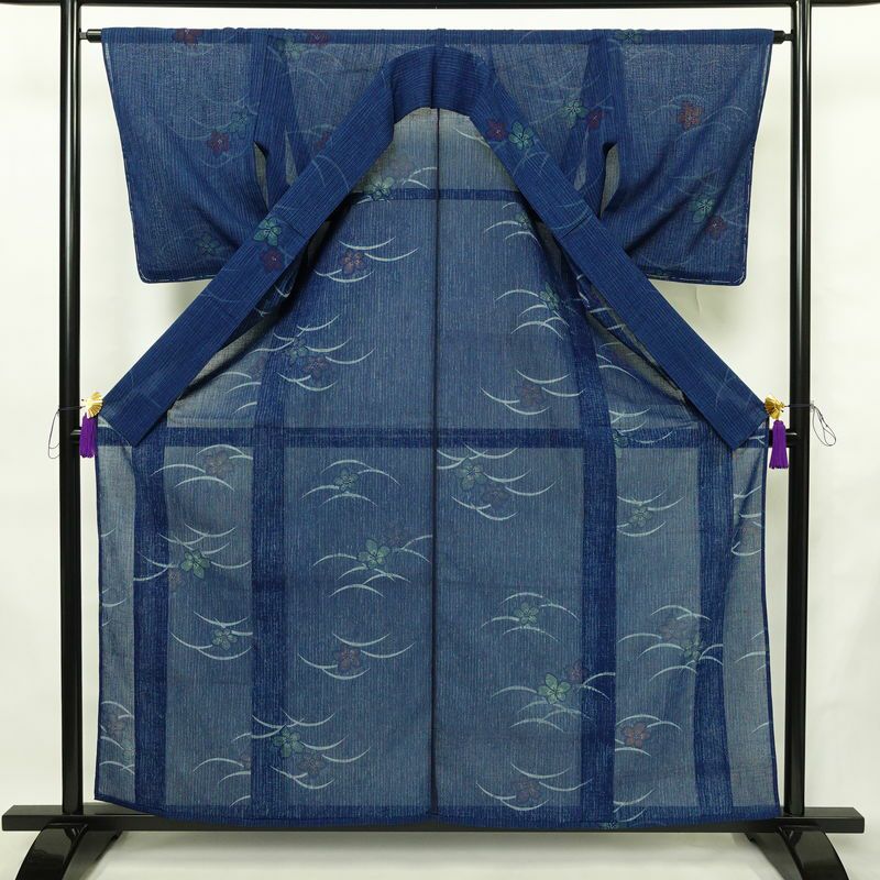 盛夏 小紋 美品 しつけ糸付き 夏用 ポリエステル 花柄 単衣仕立て 身丈160.5cm 裄丈64.5cm リサイクル着物 着物 青・紺_画像3