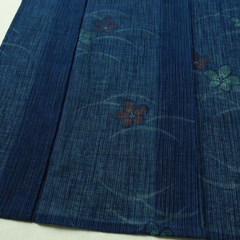 盛夏 小紋 美品 しつけ糸付き 夏用 ポリエステル 花柄 単衣仕立て 身丈160.5cm 裄丈64.5cm リサイクル着物 着物 青・紺_画像4