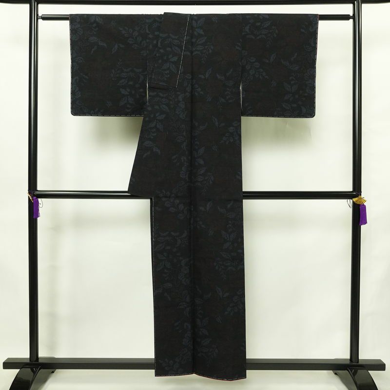 紬 しつけ糸付き 正絹 木の葉・植物柄 袷仕立て 身丈154cm 裄丈63cm リサイクル着物 着物 青・紺_画像2