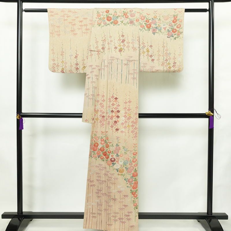 訪問着 良品 落款入り 縮緬 正絹 花柄 袷仕立て 身丈159.5cm 裄丈63cm リサイクル着物 着物 共八掛 金彩 パーティー フォーマル ベージュ_画像2