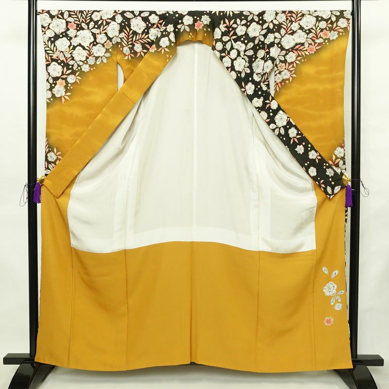 振袖 良品 落款入り 絞り 正絹 花柄 袷仕立て 身丈160cm 裄丈66cm リサイクル着物 着物 金彩 成人式 二十歳 二十歳の集い フォーマル 黄・黄土色_画像3