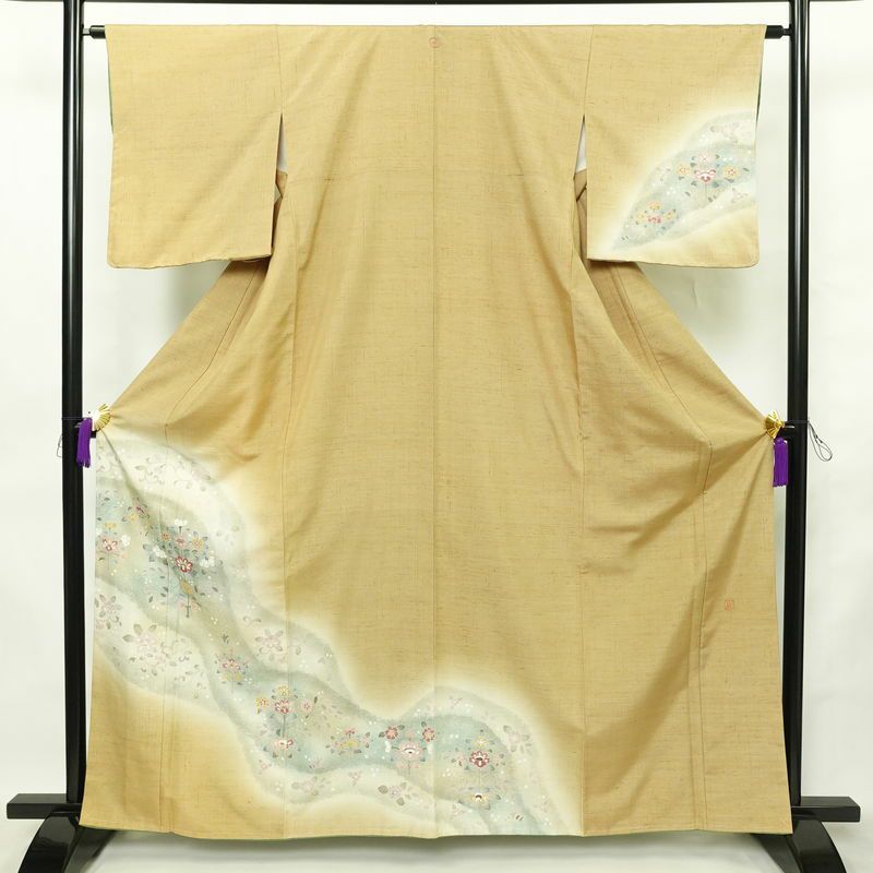 付け下げ 落款入り しつけ糸付き 一つ紋付き 正絹 花柄 袷仕立て 身丈162cm 裄丈63cm リサイクル着物 着物 洒落 紬地 ベージュ_画像1