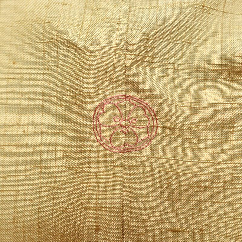 付け下げ 落款入り しつけ糸付き 一つ紋付き 正絹 花柄 袷仕立て 身丈162cm 裄丈63cm リサイクル着物 着物 洒落 紬地 ベージュ_画像15