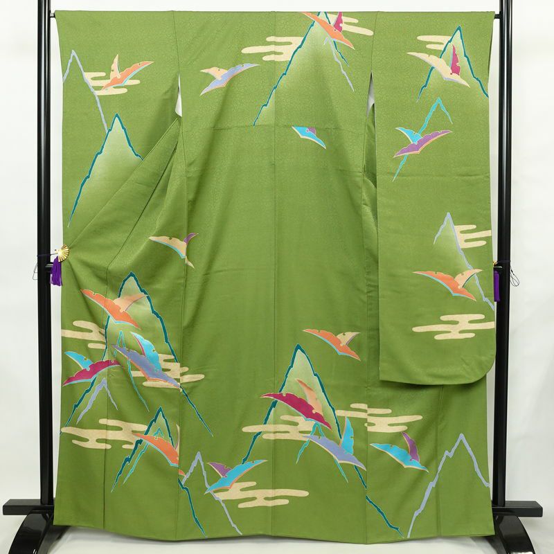 振袖 金駒刺繍 正絹 古典柄 袷仕立て 身丈166cm 裄丈65.5cm リサイクル着物 着物 刺繍 共八掛 金彩 成人式 二十歳 二十歳の集い 緑・うぐいす色_画像1