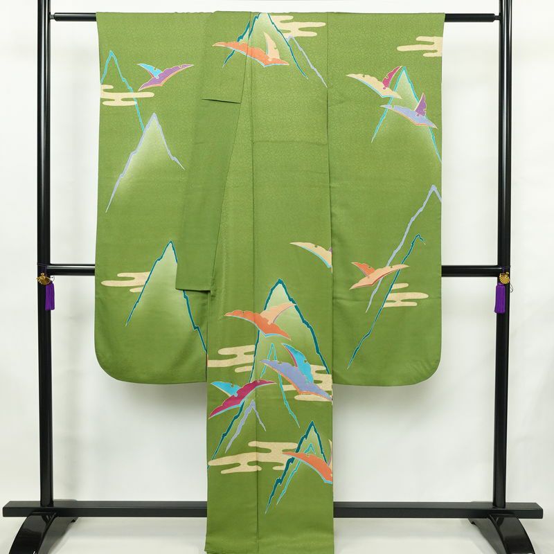 振袖 金駒刺繍 正絹 古典柄 袷仕立て 身丈166cm 裄丈65.5cm リサイクル着物 着物 刺繍 共八掛 金彩 成人式 二十歳 二十歳の集い 緑・うぐいす色_画像2